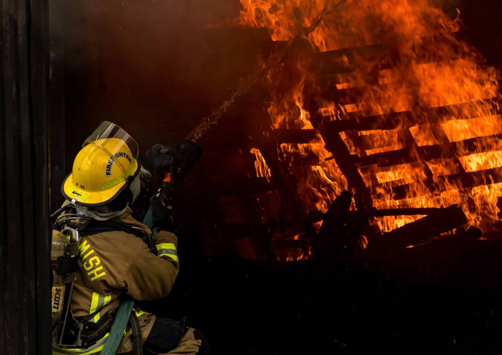 Brandwacht houdt toezicht bij risicovol werk op een bouwplaats